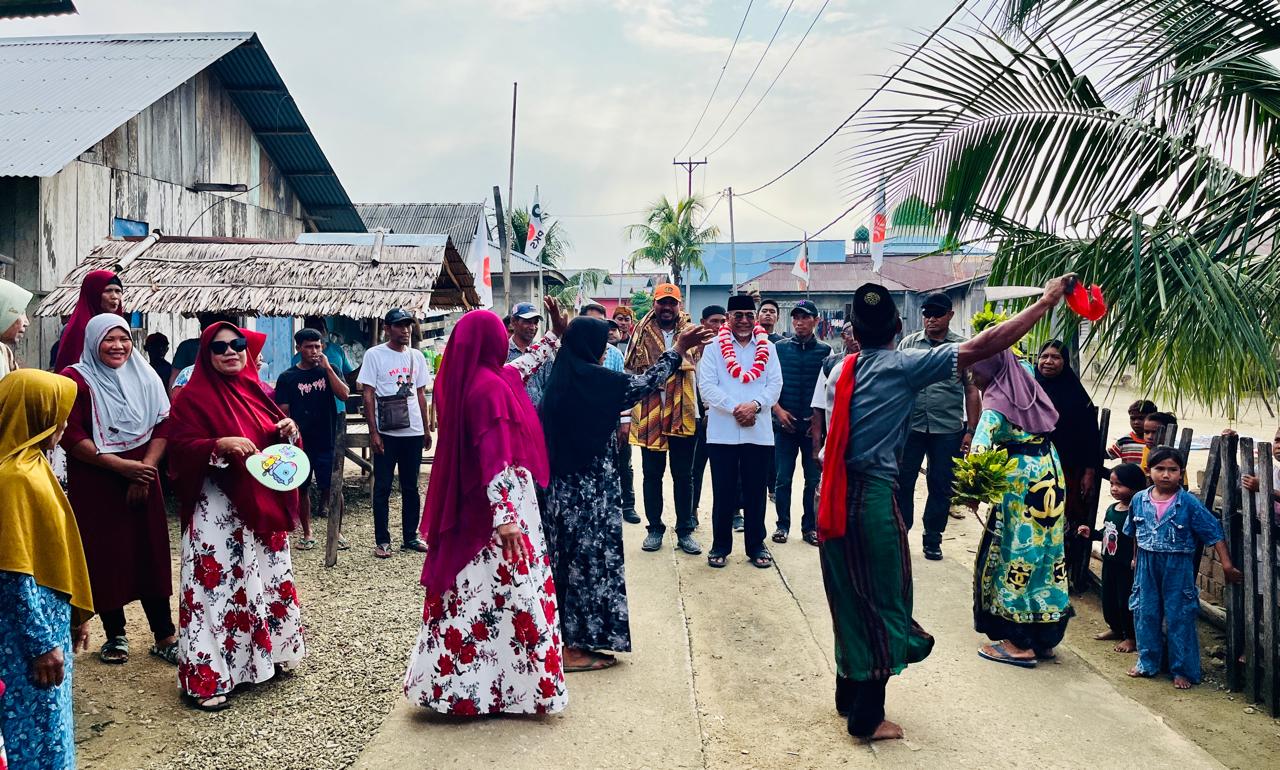 Gambar: Dr. H. Muhammad Kasuba Saatt Melaksanakan Kampanye di Pulau Obi.