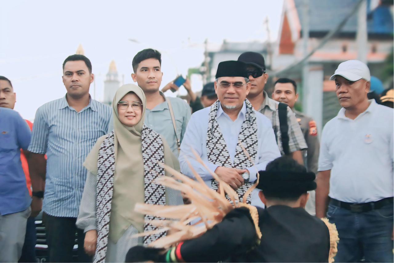 Gambar : Dr. H. Muhammad Kasuba dan Istri Ny. Diah Erawati Hadiri Kampanye.