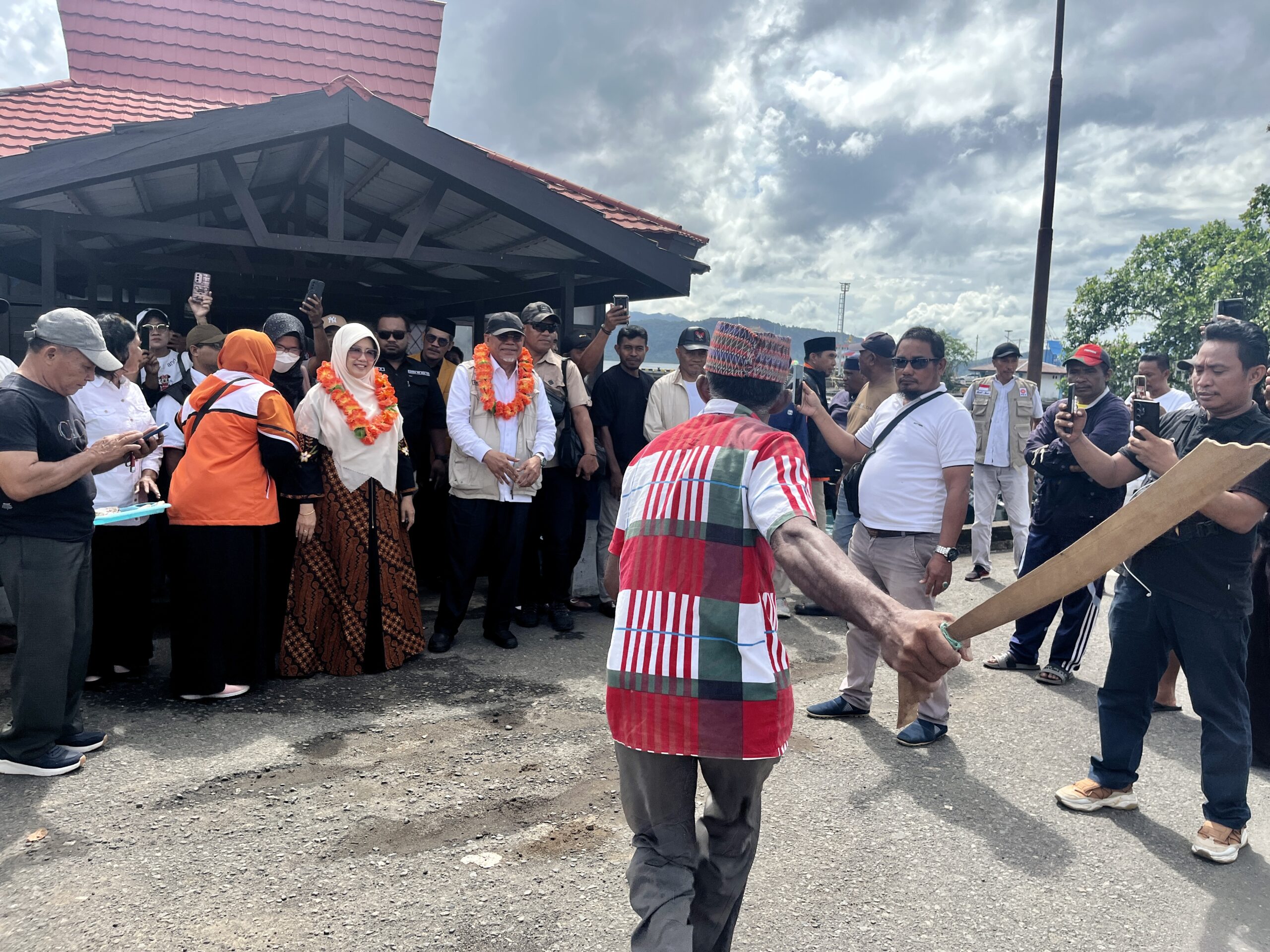 Gambar : Paslon nomor 3 MK-BISA saat di Jemput.