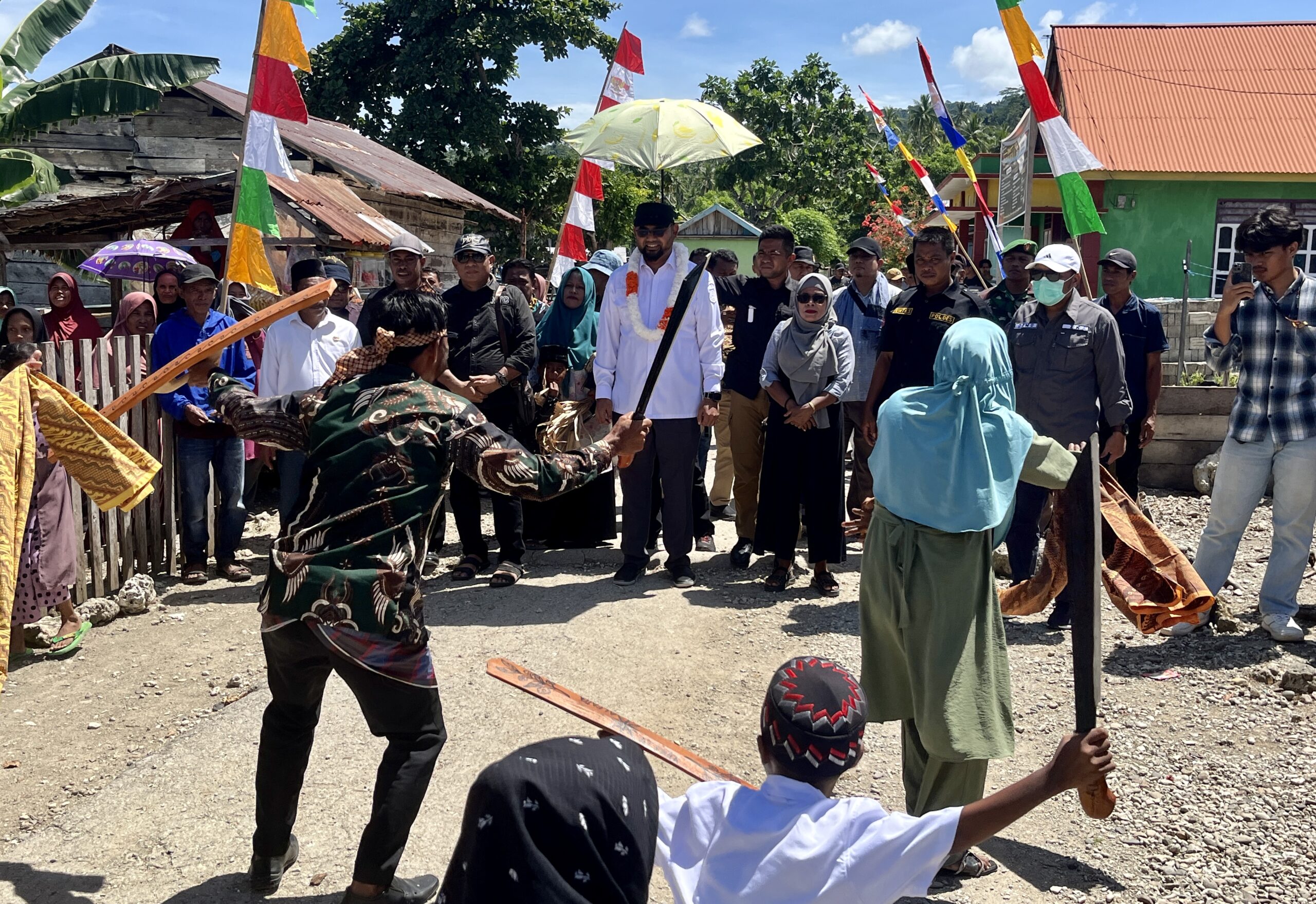 Gambar : Bupati Halsel Bassam Kasuba Saat di Jemput Masyarakt Desa Waringi.