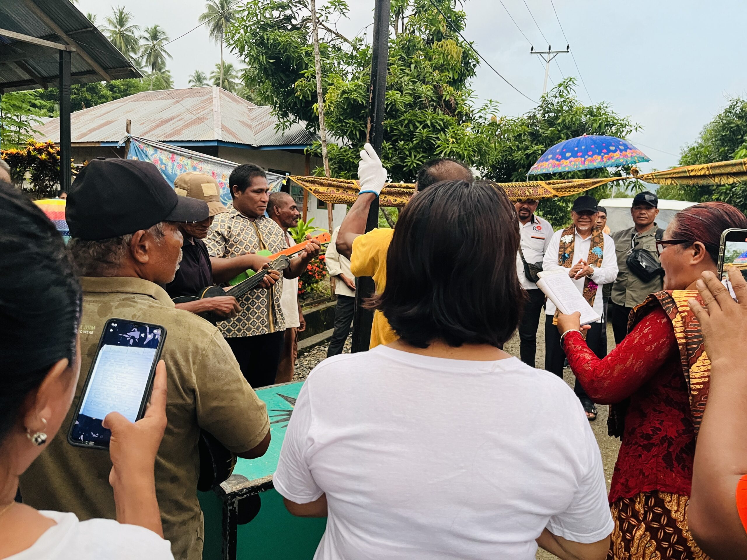 Gambar : Dr. H. Muhammad Kasuba Saat di Jemput Masyarakat Wayaloar.