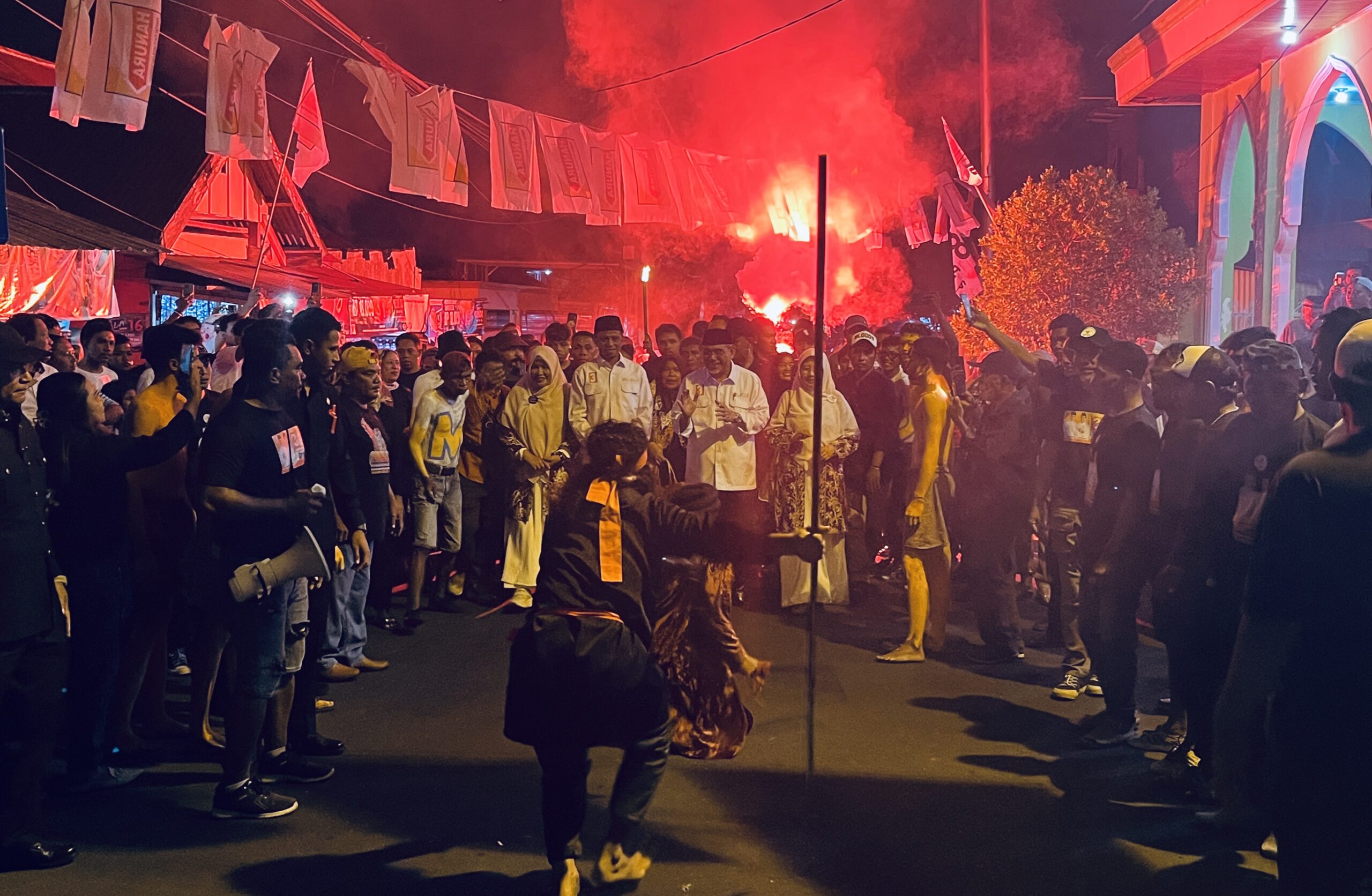 Gambar : Paslon No 3 MK-BISA saat di jemput simpatisan.