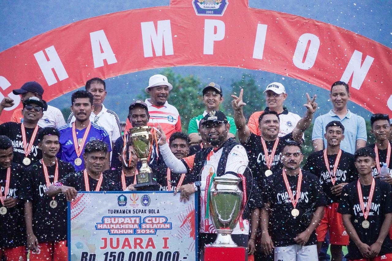 Gambar : Bupati Halsel Bassam Kasuba Serahkan Piala Bergilir 2024.