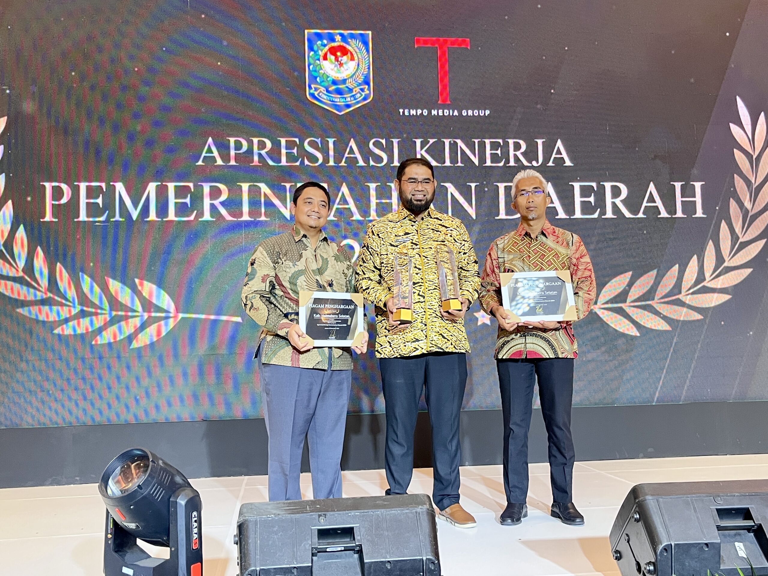 Gambar : Bupati Bassam Kasuba Menerima Dua Penghargaan.