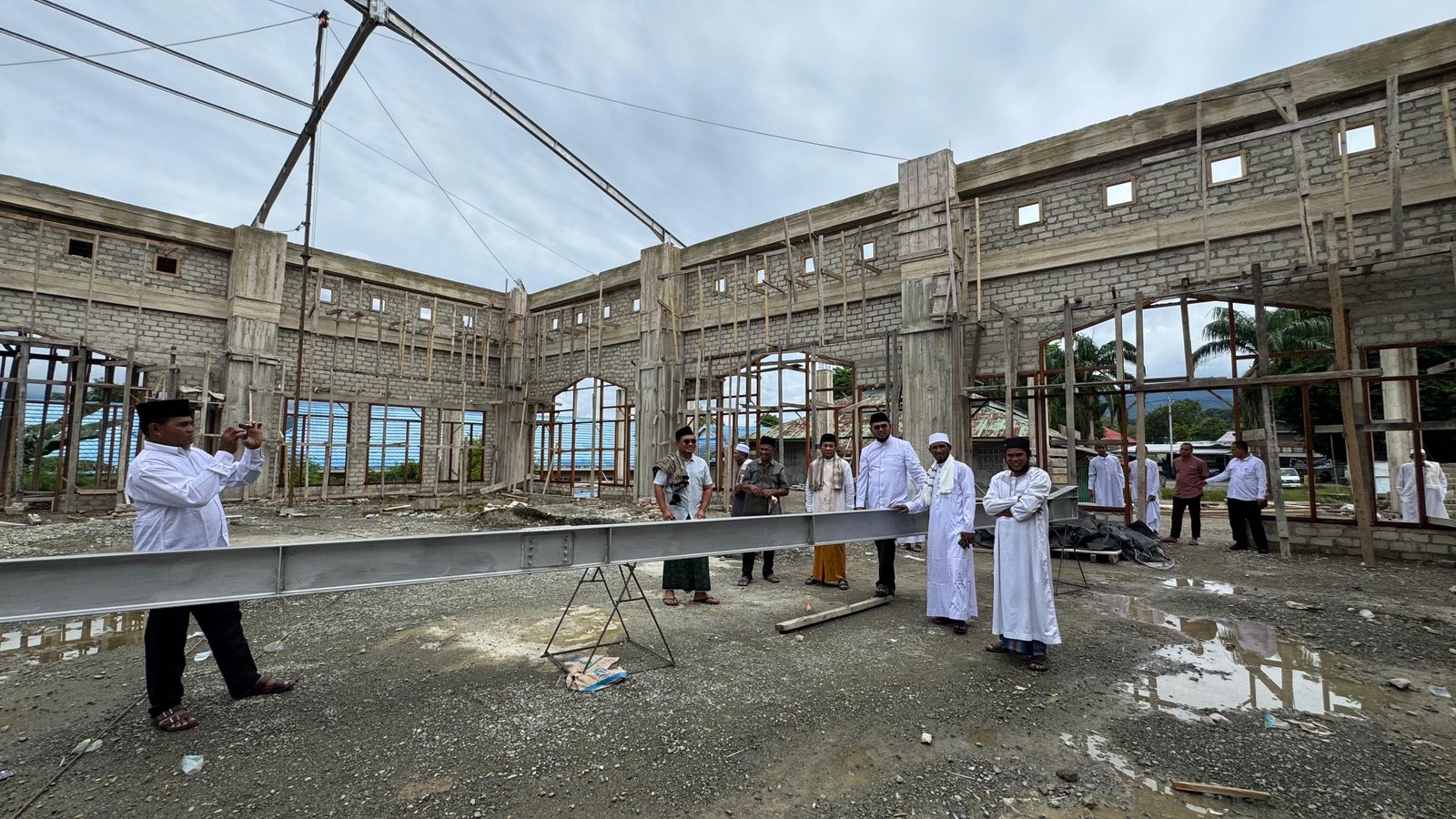 Gambar : Bupati Bassam Kasuba Saat Tinjau Pembangunan Masjid Al Kautsar