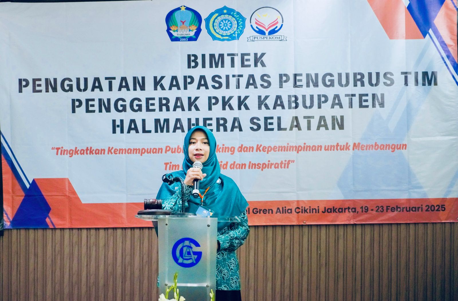 Foto Ibu Bupati Ny. Rifa' at Al Sa'adah  Saat Menyampaikan Sambuata.