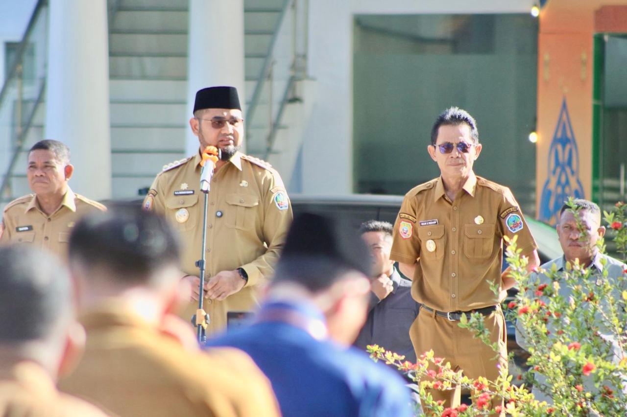 Foto Bupati Halsel Bassam Kasuba Saat Pimpim apel.