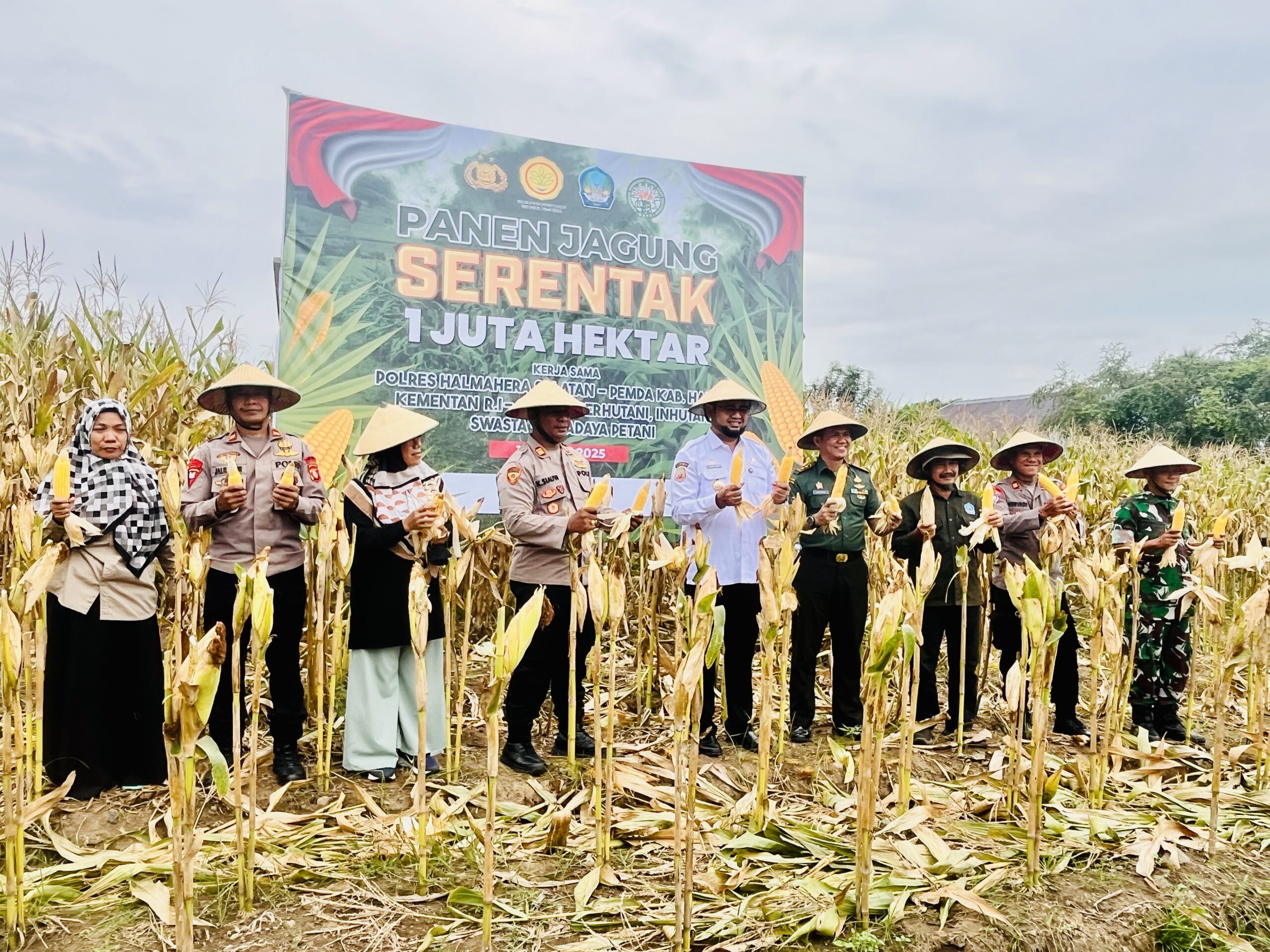 Foto Bupati Halsel, Bassam Kasuba bersama dengan Forkompimda.