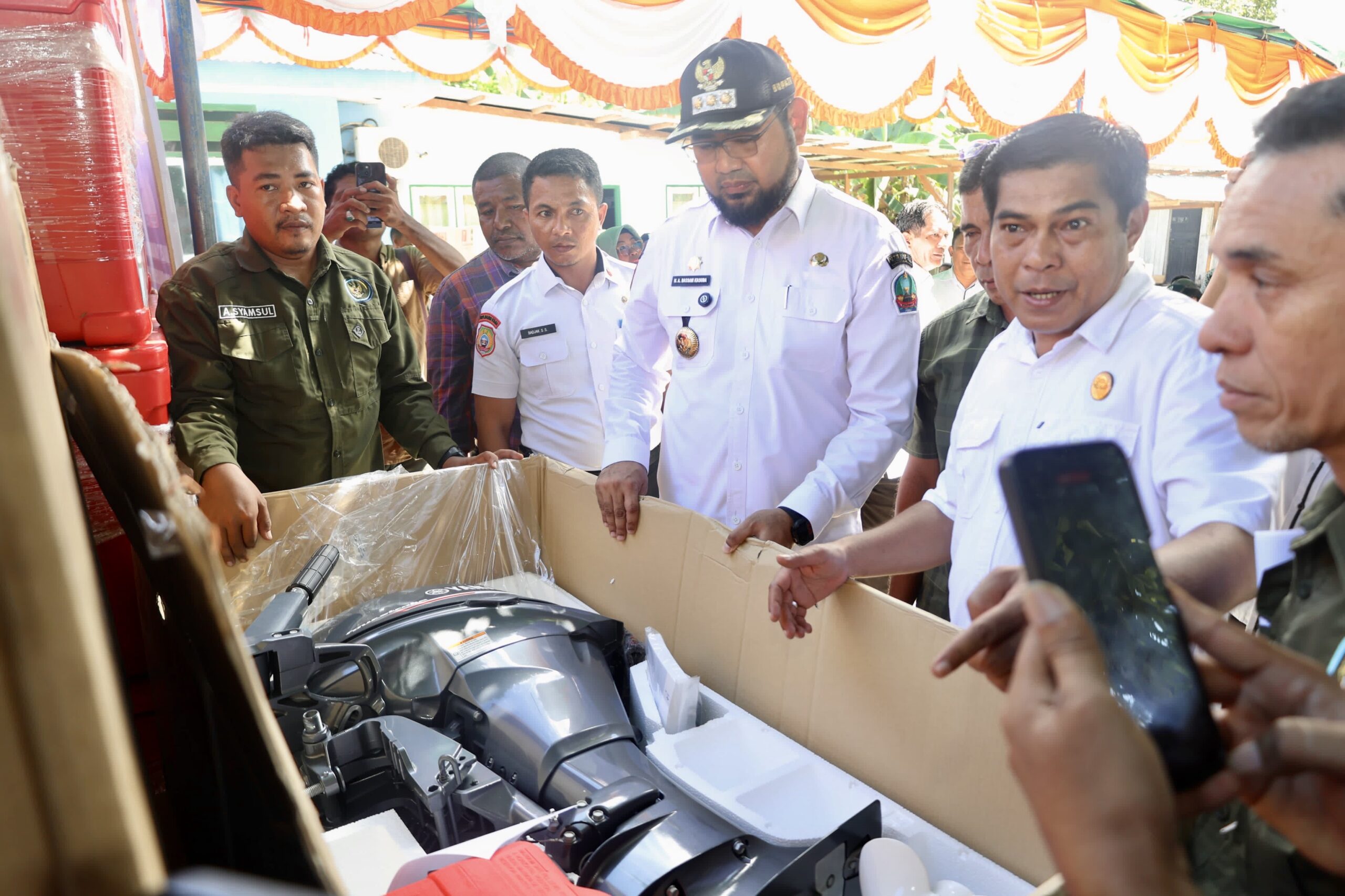 Foto Bupati Halsel, Bassam Kasuba Saat Mengecek Bantuan Yang diberikan.