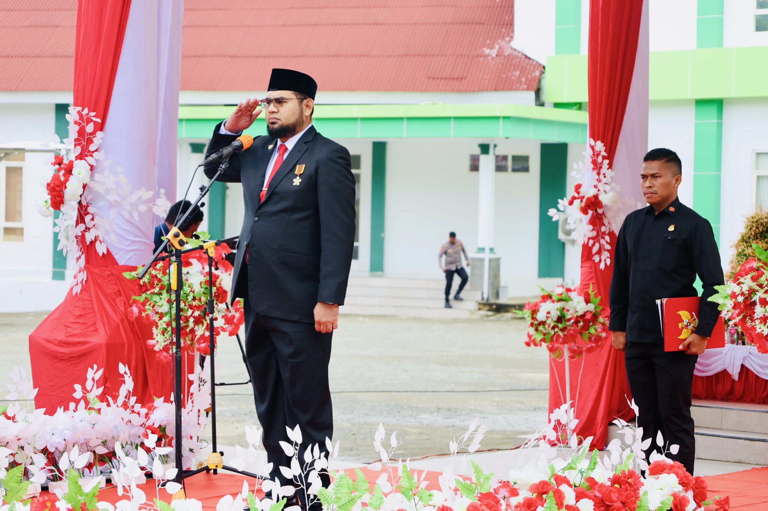 Foto Bupati Halsel, Hasan Ali Bassam Kasuba Menyampaikan Sambuatan.