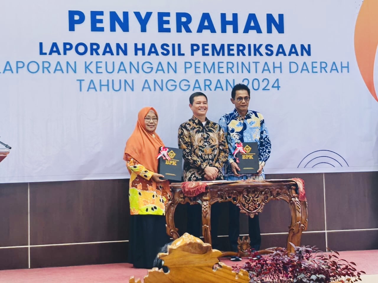 Foto Ketua DPRD Halsel, Ketua BPK Perwakilan Malut, dan Wakil Bupati Halsel.