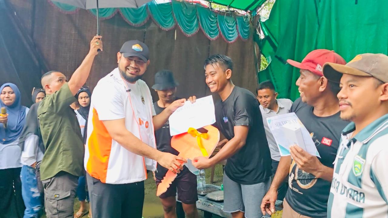 Foto Bupati Halsel Bassam Kasuba Memberikan Hadia Utama Kepada Pemenang. (foto: Asrulah)