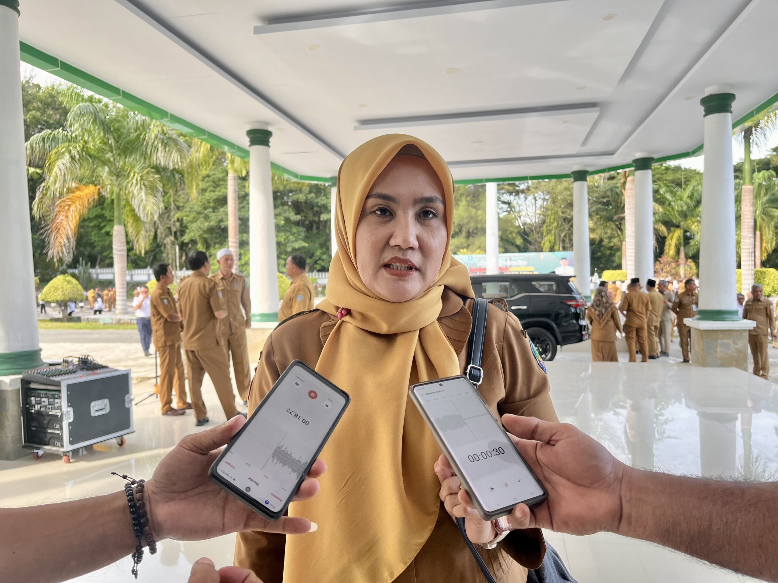 Foto, Kadis Kesehatan Halsel, Asia Hasjim Saat di Wawancarai.