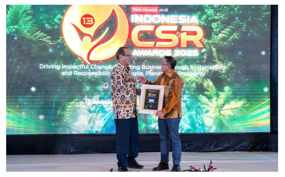 Foto, Head of External Relations Harita Nickel Latif Supriadi saat menerima
penghargaan The Best Corporate Social Responsibility Award 2025 for Empowering
Local Communities through Social and Economic Innovation pada Rabu (30/4/2025).