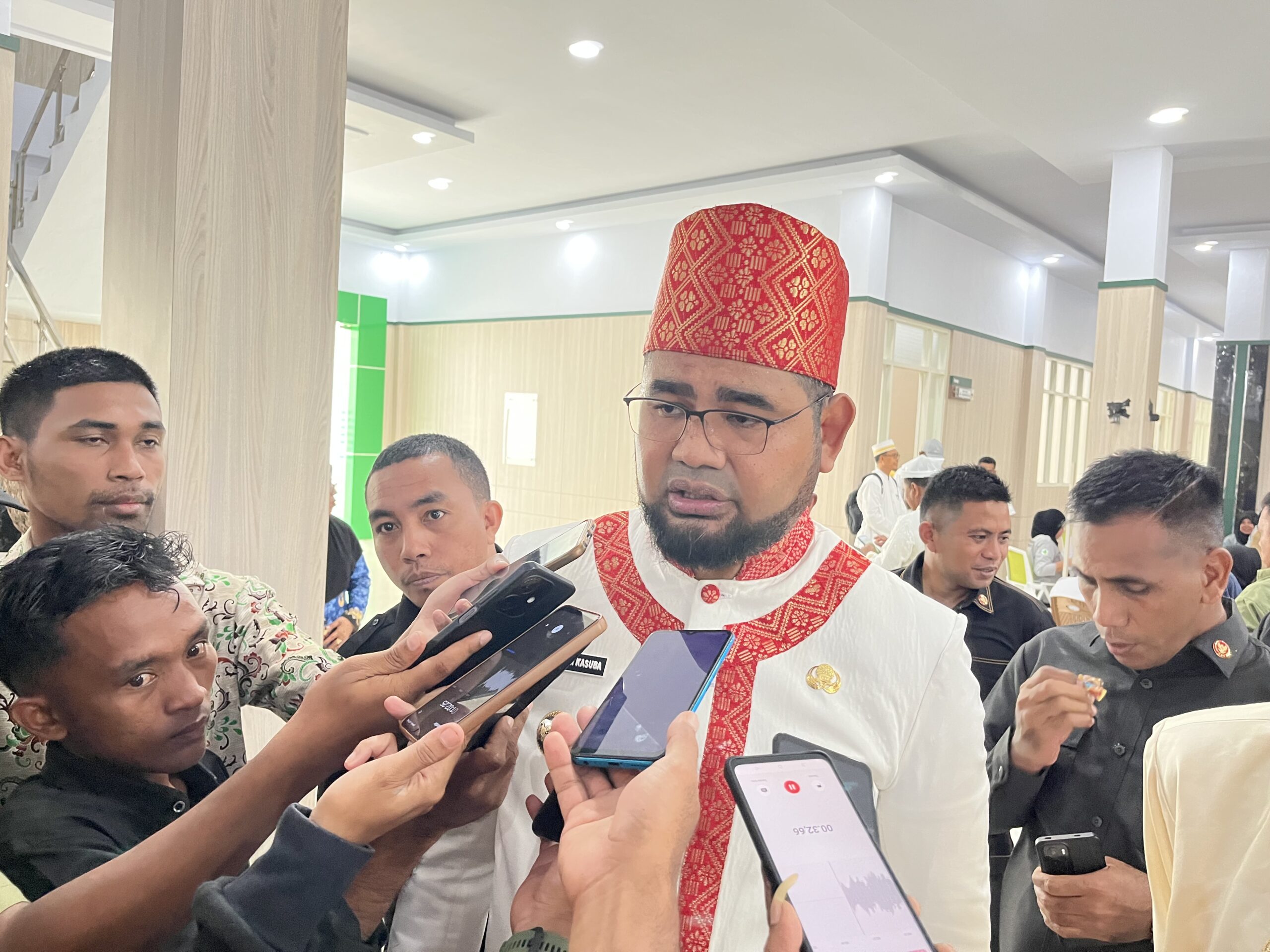 Foto Bupati Bassam Kasuba Saat Diwawancarai.