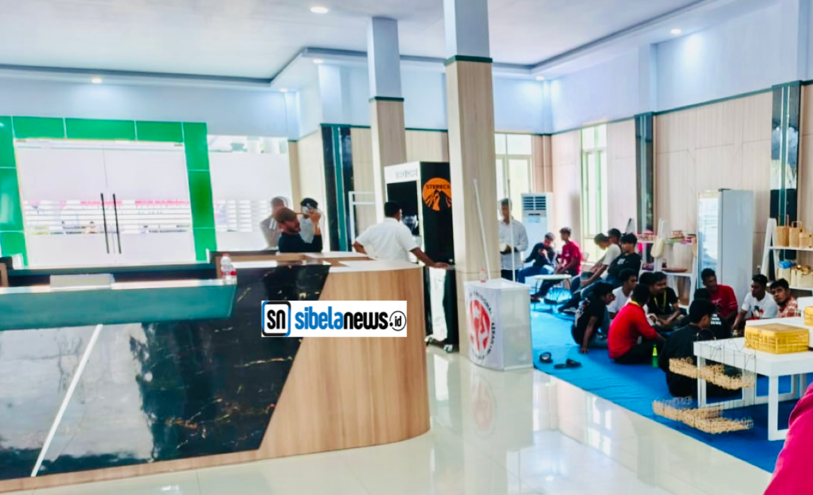 Foto Masa Aksi Front Perjuangan Makean (FPM) saat ingopi di dalam lobi kantor Bupati.