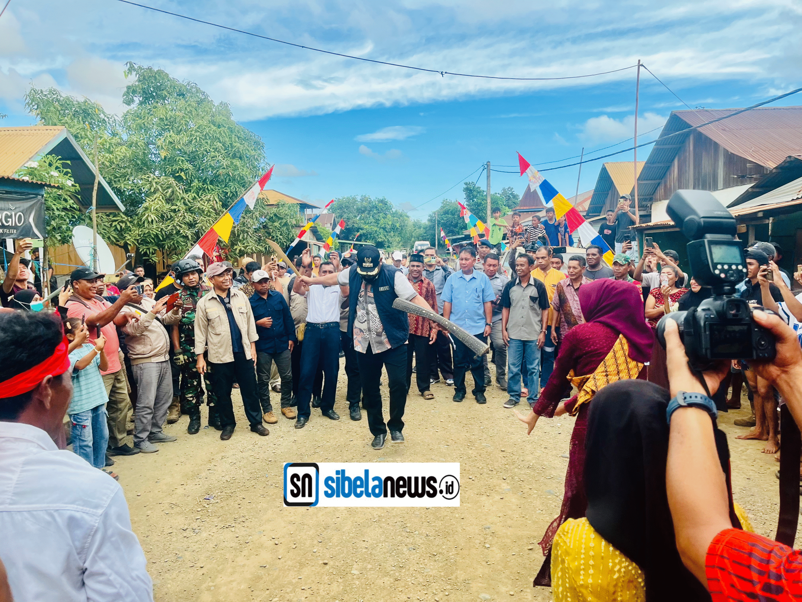 Foto Bupati Halsel Bassam Kasuba Saat Menari Cakalele.