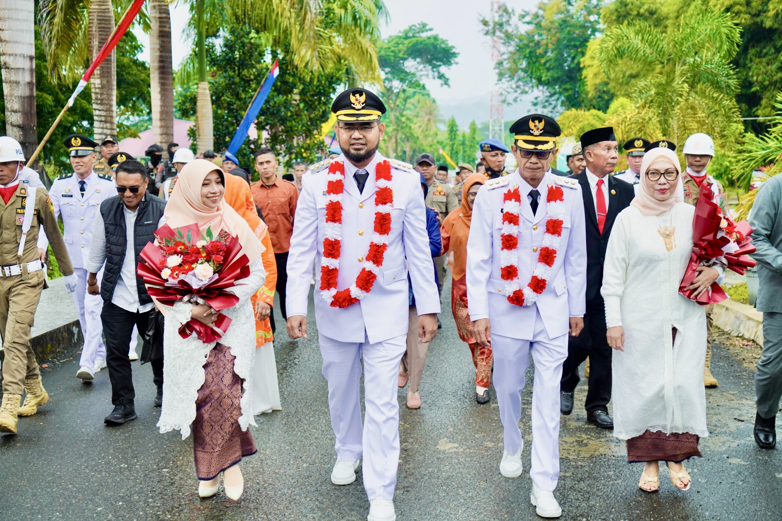 Gambar : Bupati dan Wakil Bupati Saat di Sambut Warga Halsel.