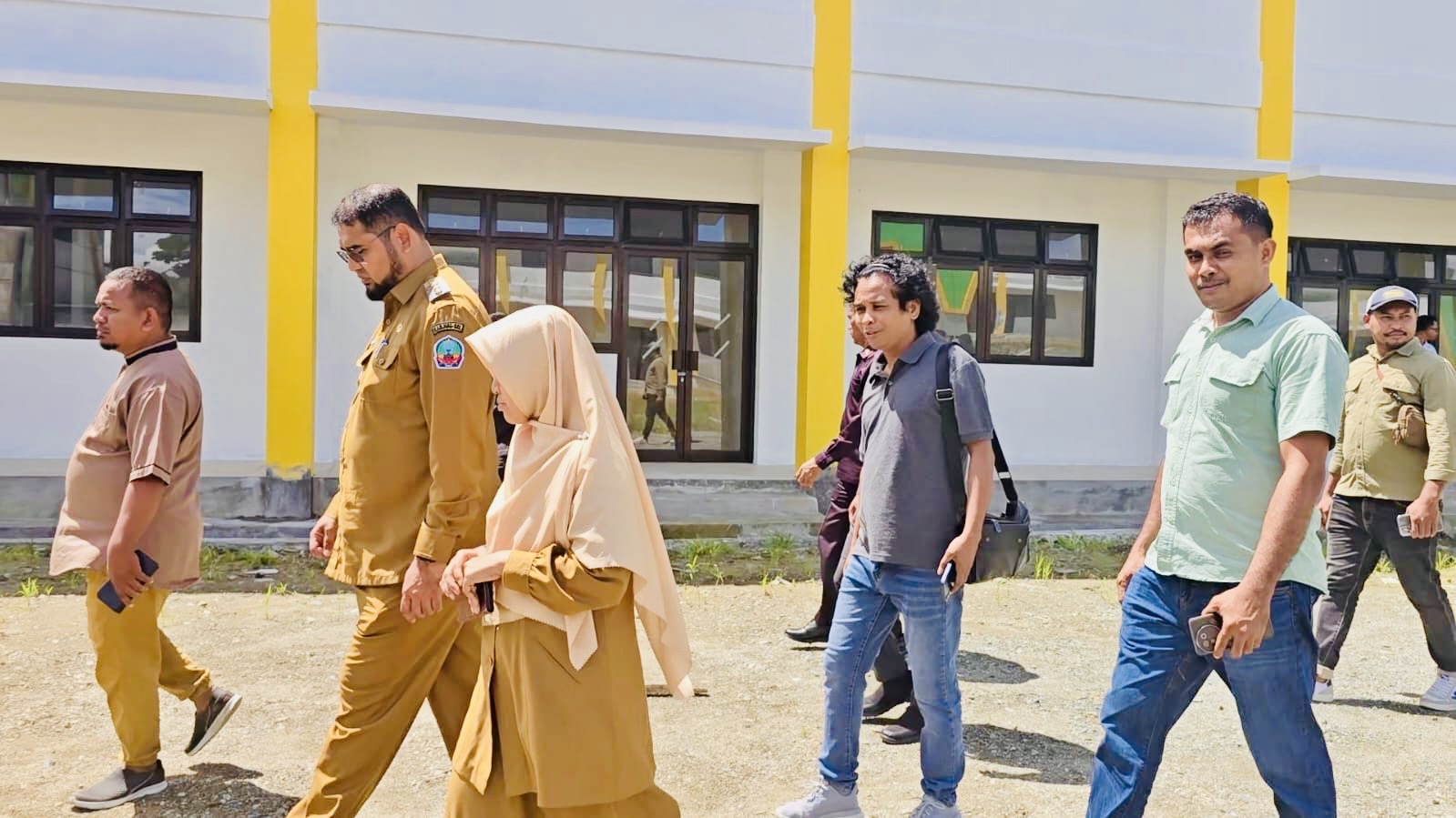 Gambar : Bupati Bassam Kasuba Tinjau SMP Unggulan Saruma.