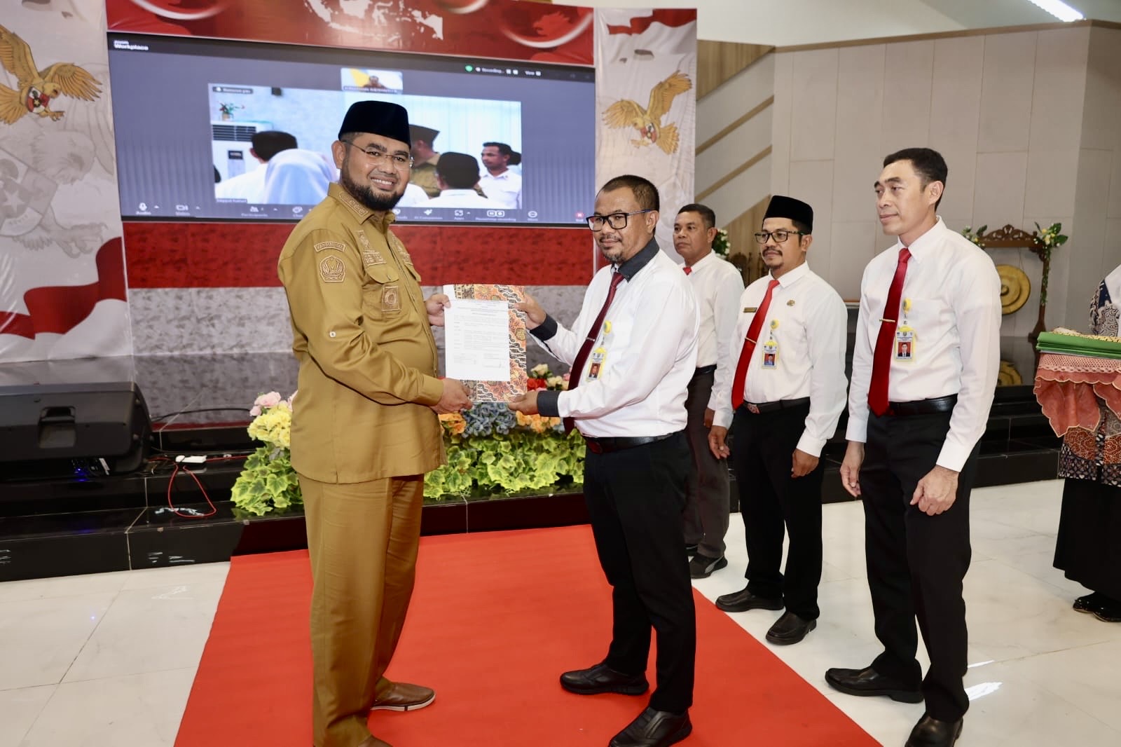Gambar : Penyerahan Peraturan Bupati.