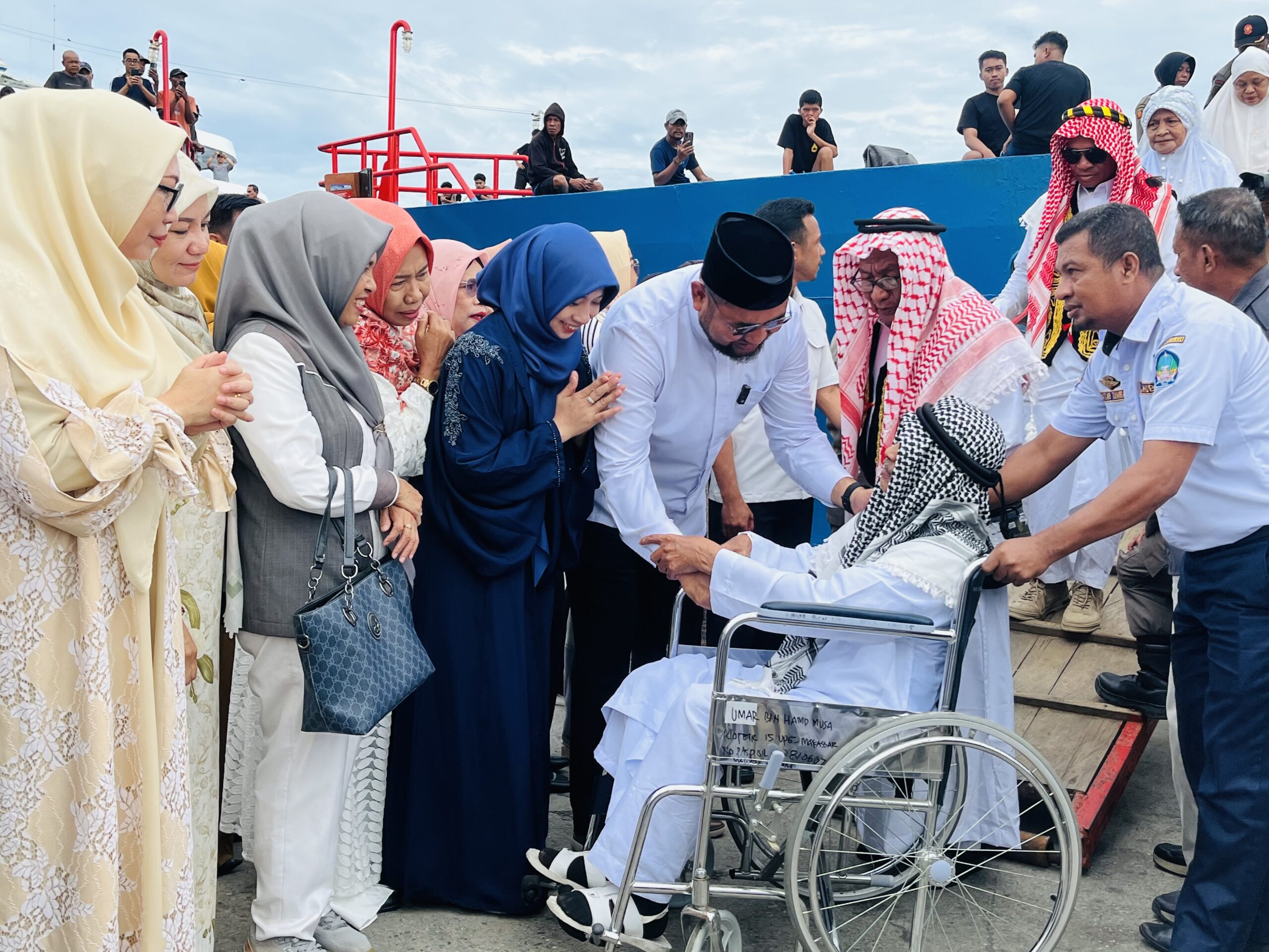 Gambar : Bupati Bassam Kasuba Bersama Istri Memberi Selamat Kepada Jamaah Haji Yang Baru Tiba.