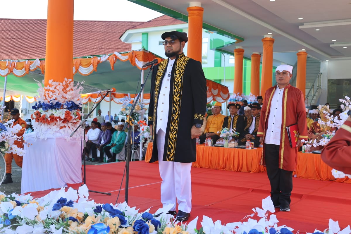 Gambar : Bupati Halsel Hasan Ali Bassam Kasuba Saat Menjadi Instruktur Upacara Hut Halsel ke-22.