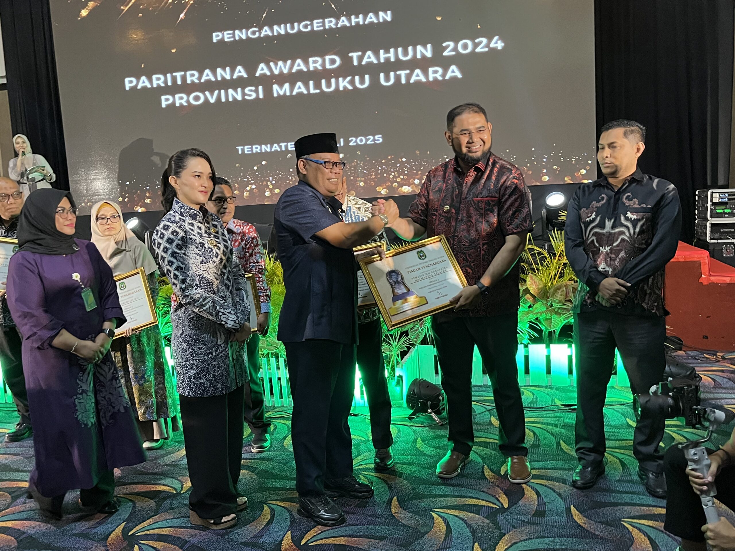 Gambar : Sekprov Berikan Piagam Kepada Bupati Halsel.