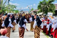 Gambar : Masyarakat Desa Pelita Jemput Bupati Bassam Kasuba Saat Kunjungan Kerja.