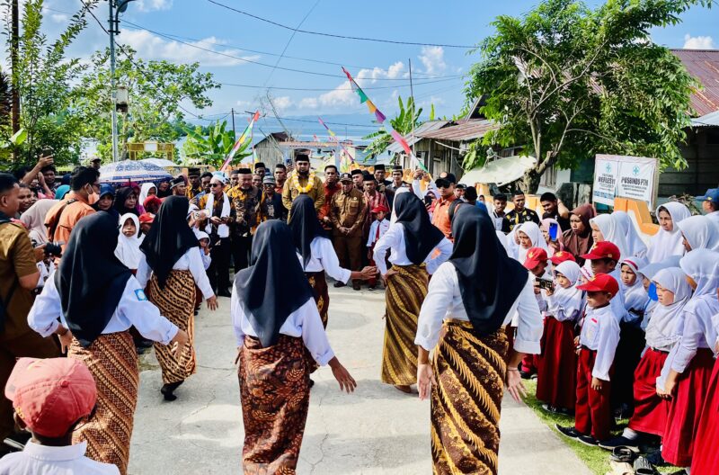 Gambar : Masyarakat Desa Pelita Jemput Bupati Bassam Kasuba Saat Kunjungan Kerja.