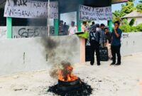 Gambar : Kades Bahu Di Demo.
