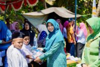 Gambar : Bunda PAUD Ny. Rifa’at Al Sa’adah saat membagikan hadiah di siswa.