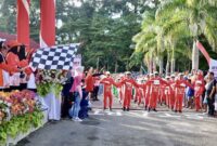 Gambar : Bupati Bassam Kasuba Saat Lepas Lomba Gerak Jalan Tingkat SD.