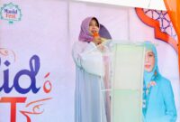 Gambar : Ny. Rifa’at Al Sa’adah Bassam ketua TP PKK Kabupaten Halmahera Selatan saat menyampaikan Sambutan.