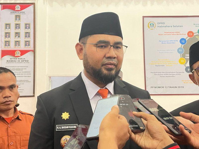 Gambar : Bupati Halsel Bassam Kasuba Saat Diwawancarai Sejumlah Media.