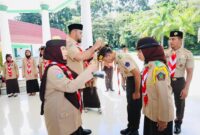 Gambar : Mabicab dan Katua Kwarcab Menyerahkan Atribut Peserta Peran Saka Nasional.