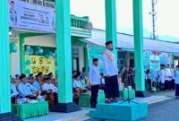 Gambar : Bupati Halsel Bassam Kasuba Saat Menjadi Inspektur Upacara di Hari Santri Nasional Tahun 2025.