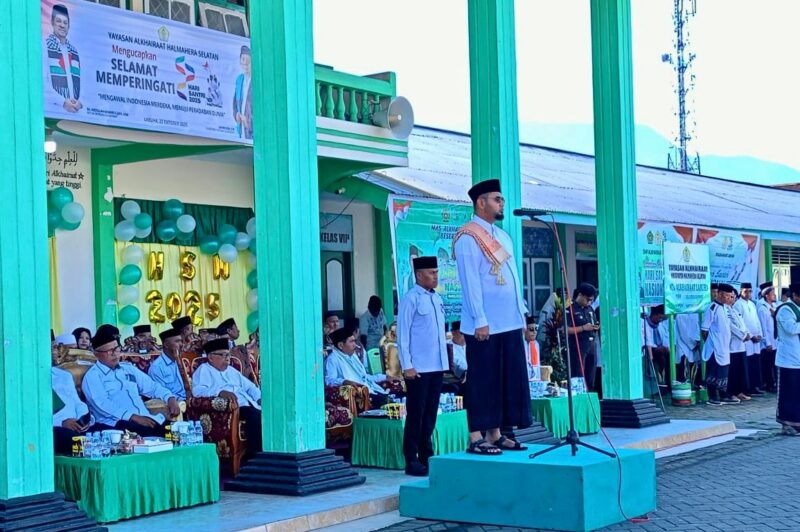 Gambar : Bupati Halsel Bassam Kasuba Saat Menjadi Inspektur Upacara di Hari Santri Nasional Tahun 2025.