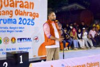Gambar : Bupati Bassam Kasuba Saat Menyampaikan Sambutan Penutupan Kegiatan Olahraga.