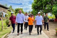 Gambar : Bupati didampingi Kadis DPMD turun di desa Tagia.
