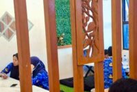 Gambar : Pegawai Pulau Rao Memilih duduk di warung.
