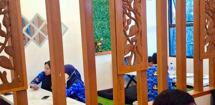 Gambar : Pegawai Pulau Rao Memilih duduk di warung.