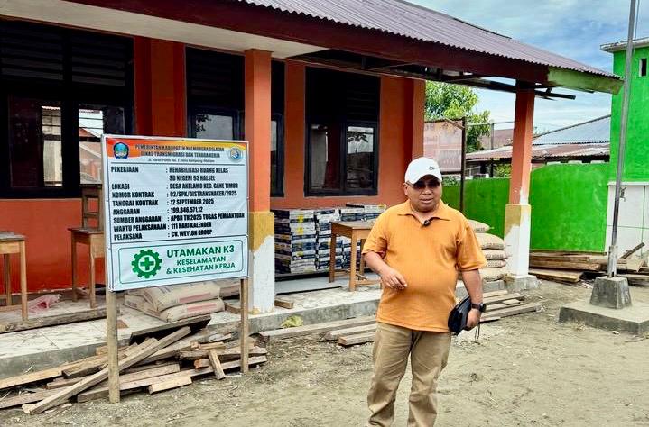 Gambar : Kepala Dinas Transmigrasi dan Tenaga Kerja Kabupaten Halmahera Selatan, Dr. Daud Djubedi, SH., LL.M.