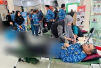 Gambar : Bupati Bassam Kasuba saat Melaksanakn Donor Darah.