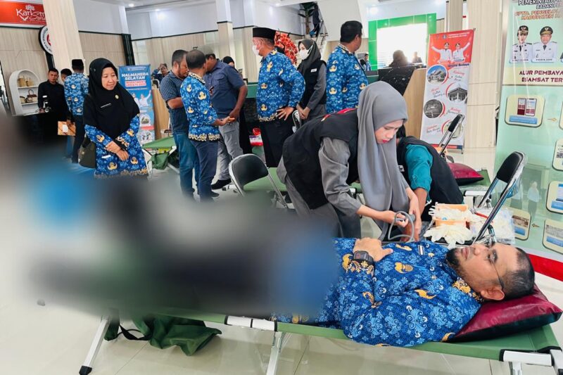 Gambar : Bupati Bassam Kasuba saat Melaksanakn Donor Darah.