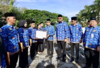 Gambar : Didampingi Bupati dan Wabup Kepala BKN RI serahkan SK PPPK.