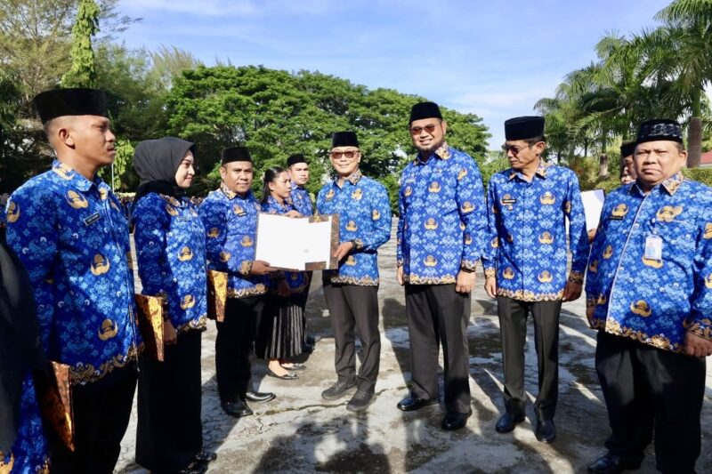 Gambar : Didampingi Bupati dan Wabup Kepala BKN RI serahkan SK PPPK.