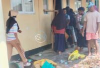 Gambar : Warga Palang Kantor Desa Guruapin