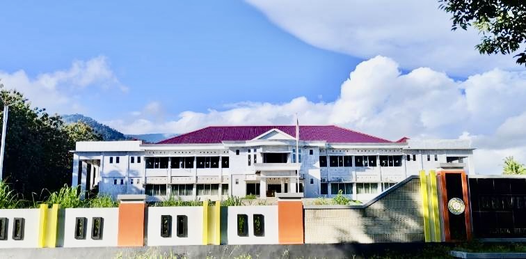Gambar : Kampus Universitas Nurul Hasan Bacan, Halmahera Selatan, Maluku Utara.