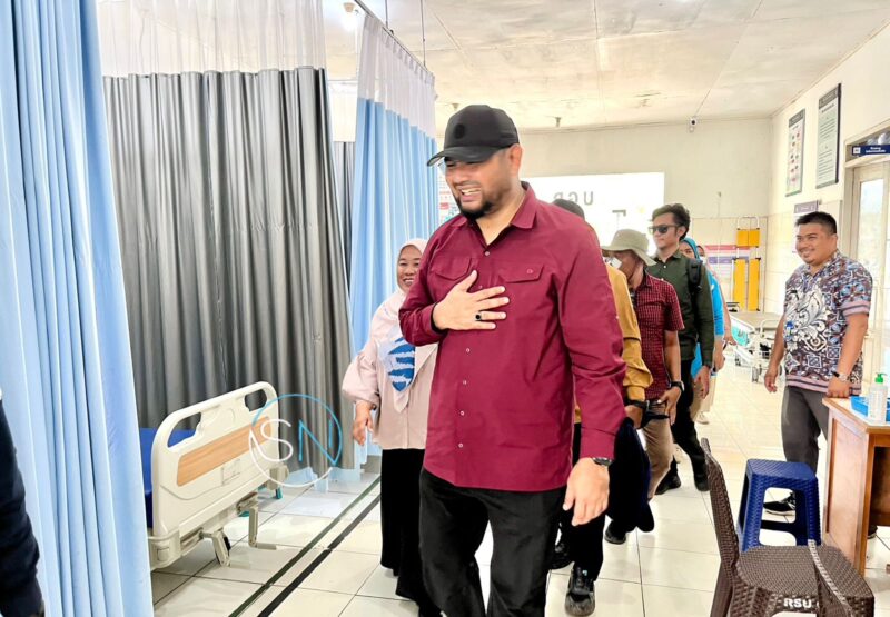 Gambar : Bupati Bassam Kasuba Saat Sambangi RSU Obi.