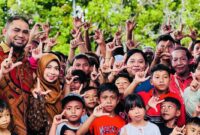 Gambar : Bupati dan Istri pose Bersama Tamu Kekuarga Nasrani.